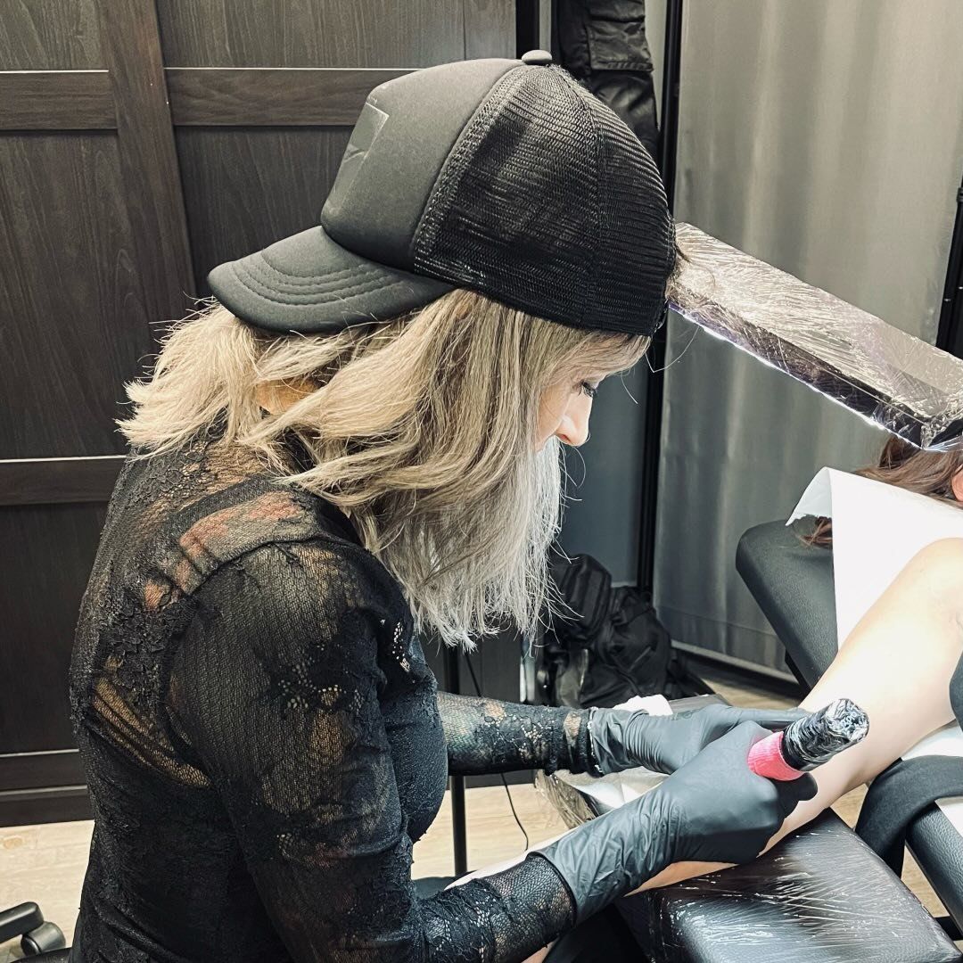Tatuando en Canary Islands Tattoo Studio